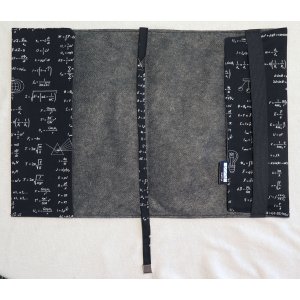 Textilní obal na knihy velký, nastavitelná šířka, všité logo Matfyz 