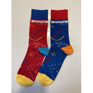 Barevné ponožky s matematickými motivy a logem Matfyz 