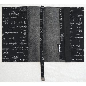 Textilní obal na knihy malý, nastavitelná šířka, všité logo Matfyz 